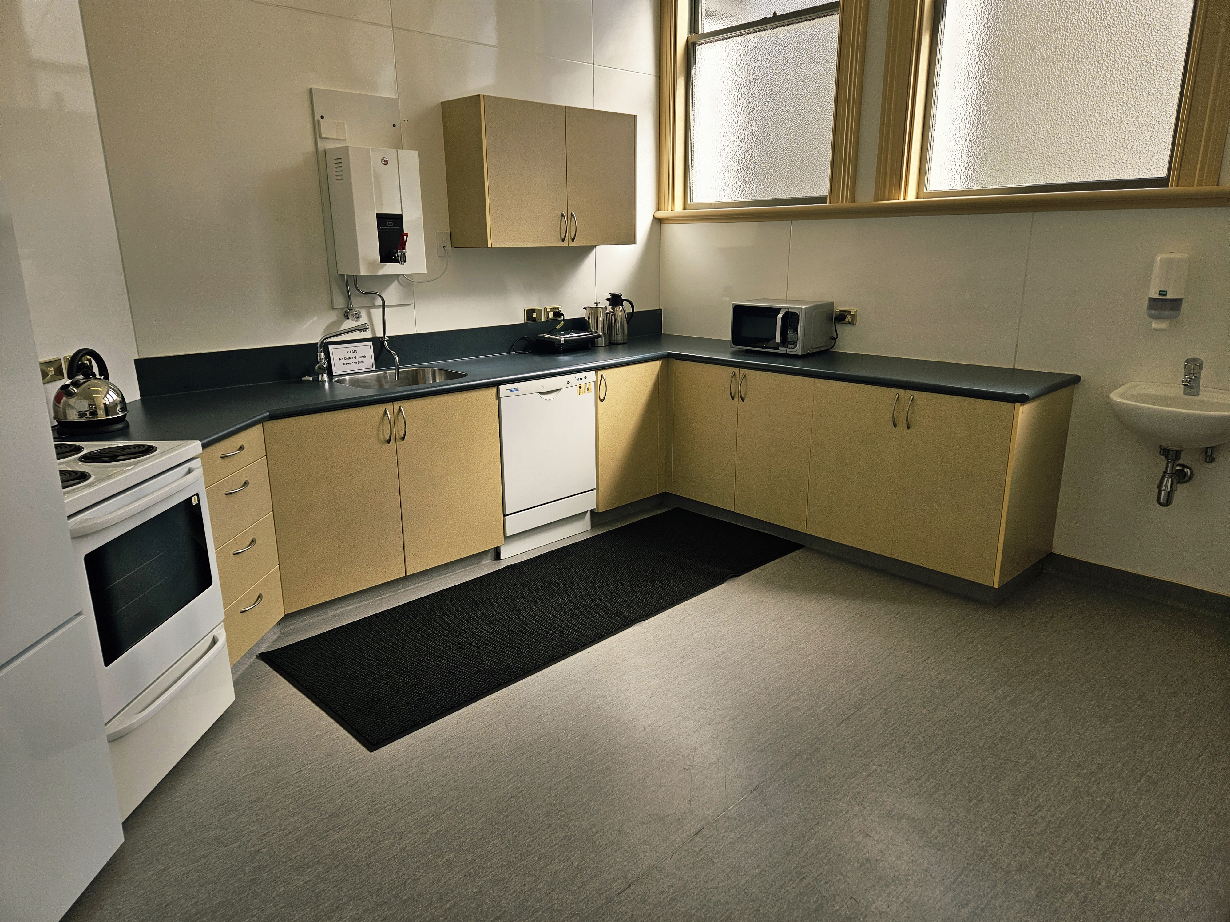 A clean, plainly decorated kitchen 